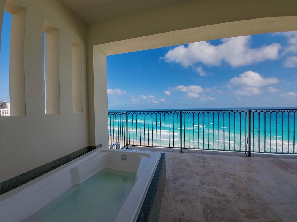 Grand Park Royal Cancun -  All Inclusive — Hotel rooms in Cancun, Quintana Roo