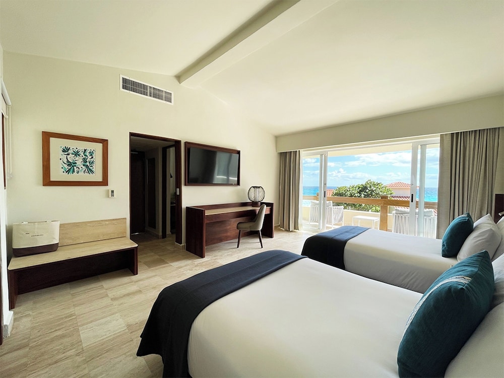 Grand Park Royal Cancun -  All Inclusive — Hotel rooms in Cancun, Quintana Roo