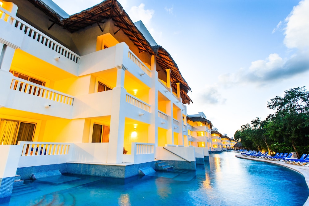 Grand Riviera Princess - All Inclusive — Hotel building in Playa del Carmen, Quintana Roo