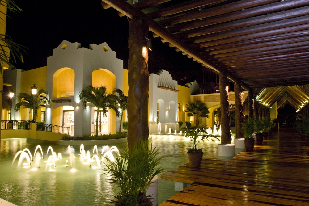 Iberostar Selection Paraíso Lindo - All Inclusive — Hotel building in Playa del Carmen, Quintana Roo