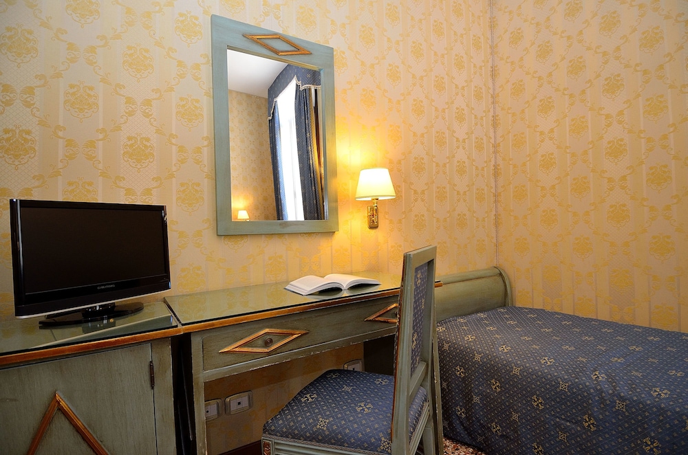 Locanda La Corte — Hotel rooms in Venice, Veneto