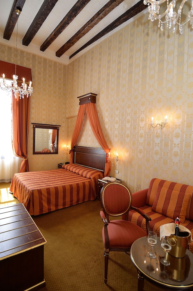 Locanda La Corte — Hotel rooms in Venice, Veneto