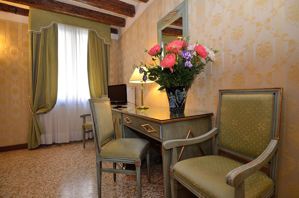 Locanda La Corte — Hotel rooms in Venice, Veneto