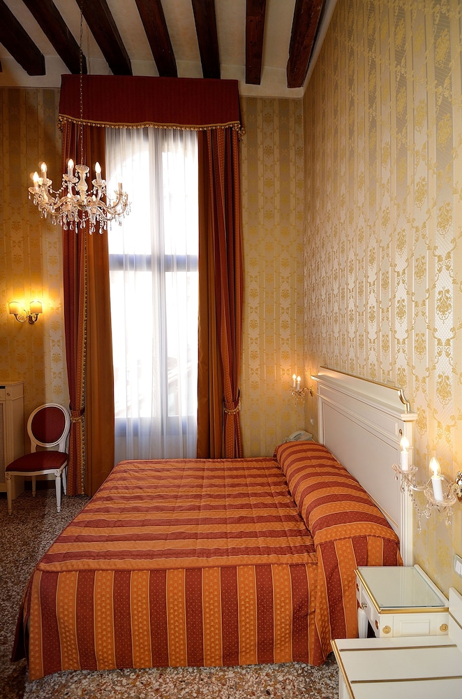Locanda La Corte — Hotel rooms in Venice, Veneto