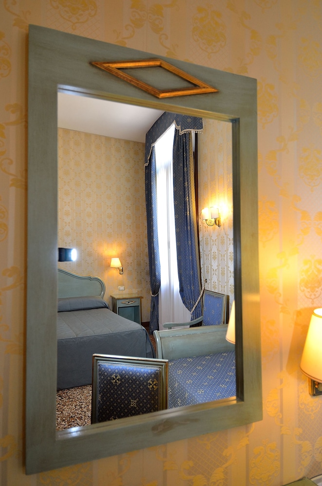 Locanda La Corte — Hotel rooms in Venice, Veneto