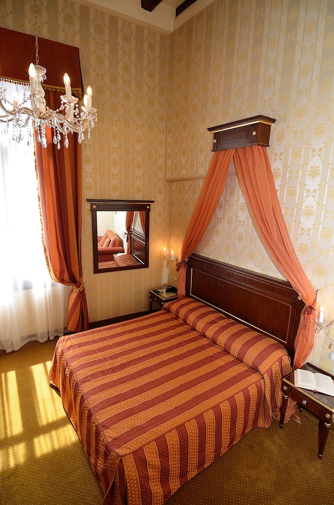 Locanda La Corte — Hotel rooms in Venice, Veneto