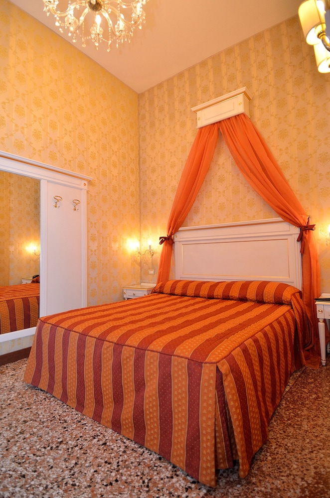 Locanda La Corte — Hotel rooms in Venice, Veneto