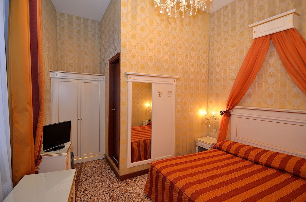 Locanda La Corte — Hotel rooms in Venice, Veneto