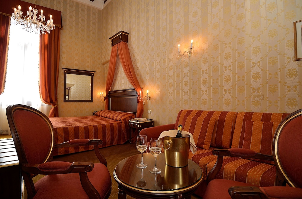 Locanda La Corte — Hotel rooms in Venice, Veneto