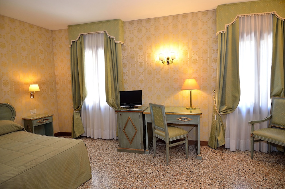 Locanda La Corte — Hotel rooms in Venice, Veneto