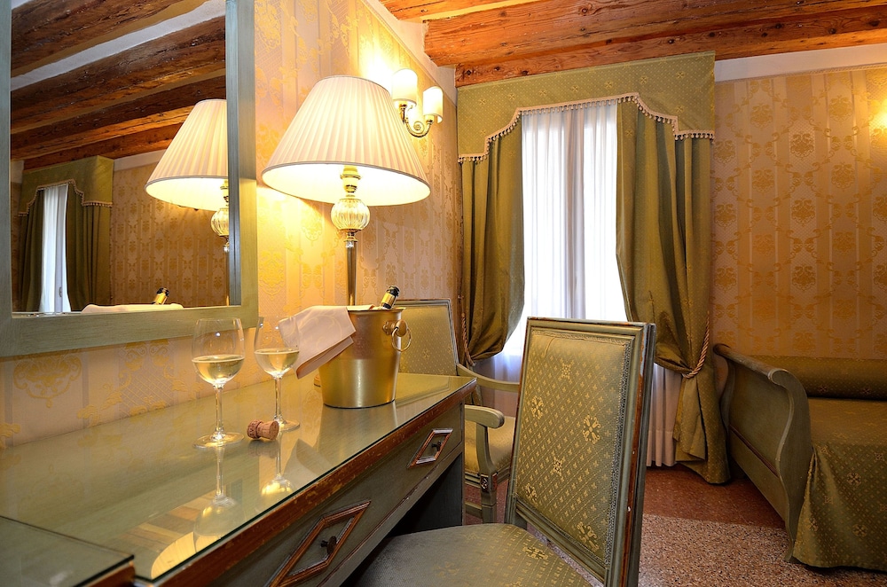 Locanda La Corte — Hotel rooms in Venice, Veneto