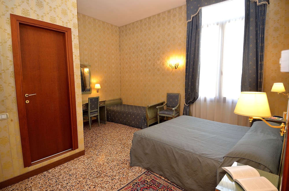 Locanda La Corte — Hotel rooms in Venice, Veneto