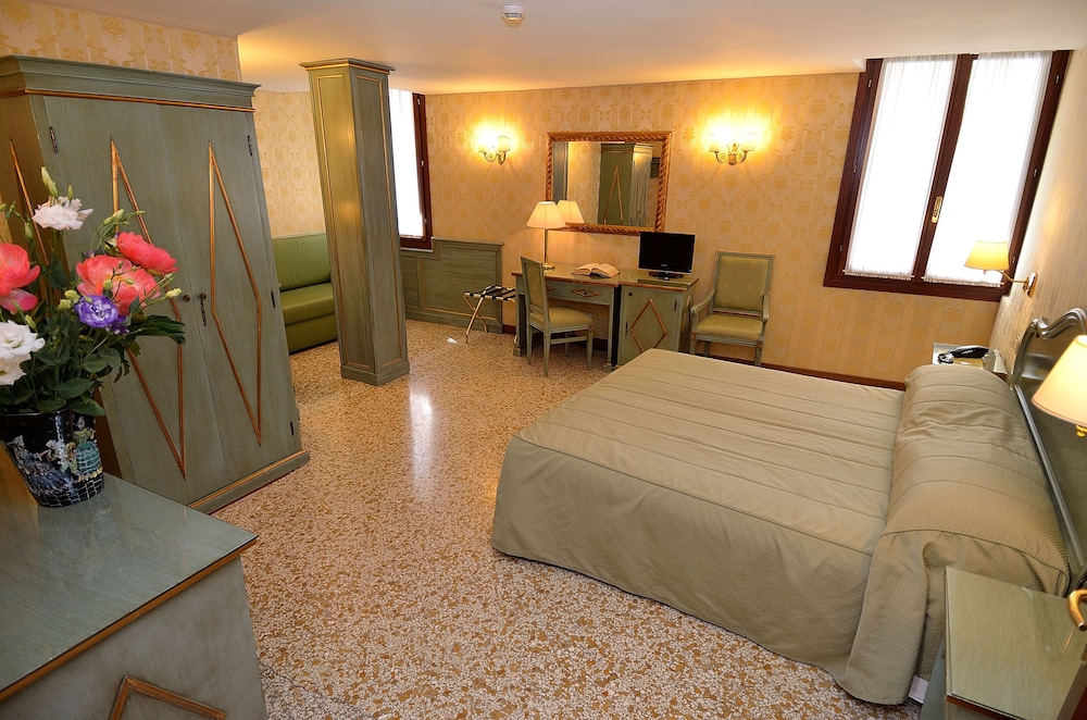 Locanda La Corte — Hotel rooms in Venice, Veneto