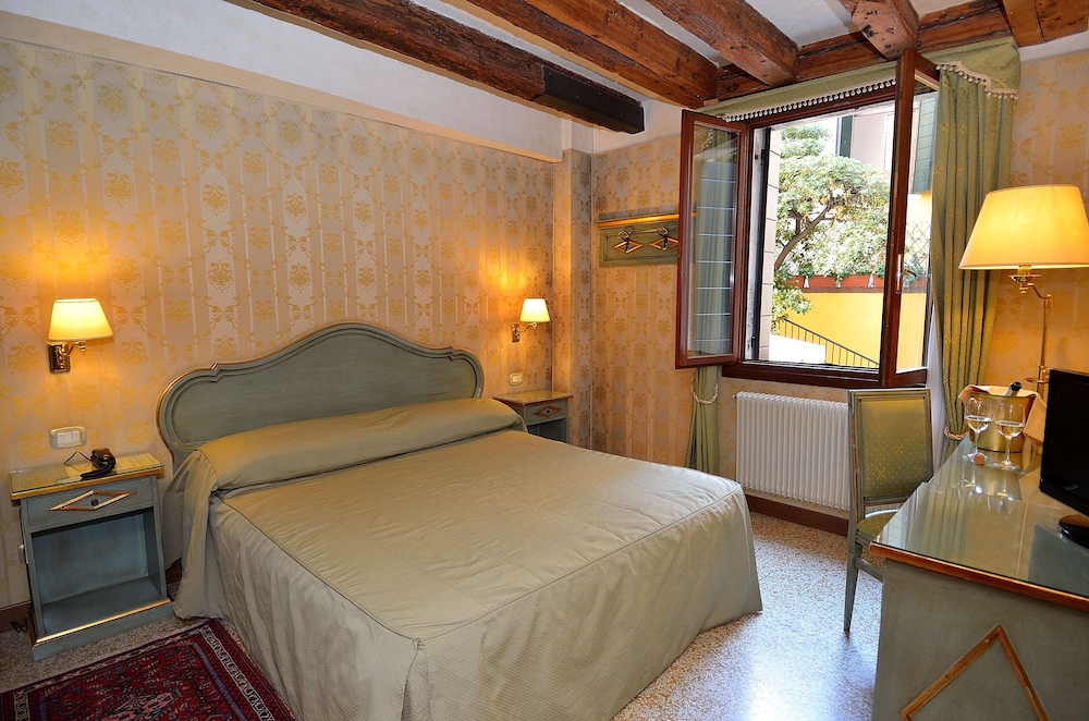 Locanda La Corte — Hotel rooms in Venice, Veneto