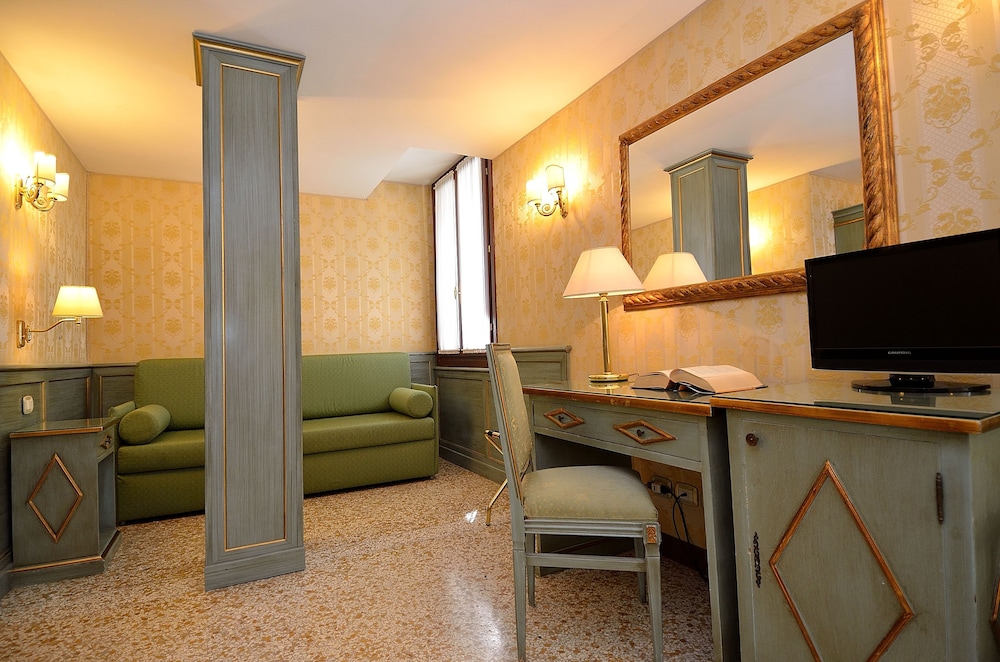 Locanda La Corte — Hotel rooms in Venice, Veneto