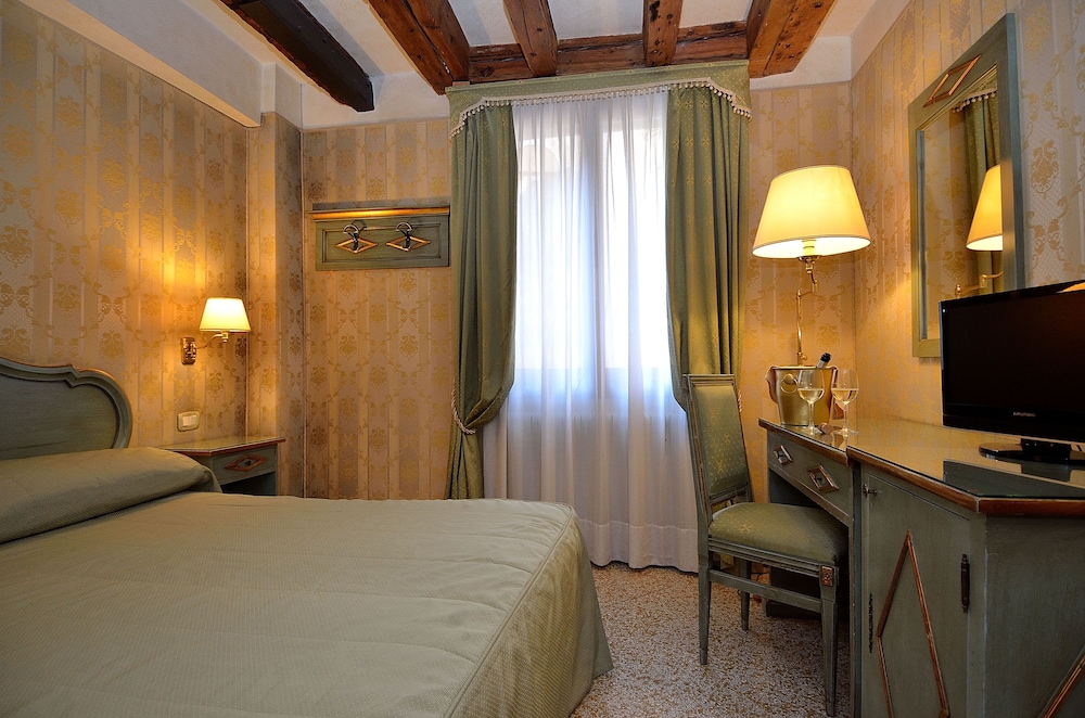 Locanda La Corte — Hotel rooms in Venice, Veneto