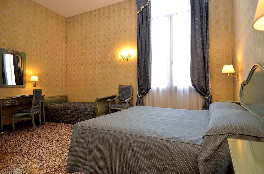 Locanda La Corte — Hotel rooms in Venice, Veneto
