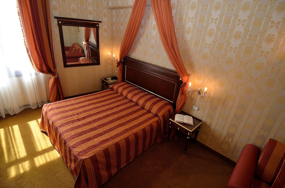 Locanda La Corte — Hotel rooms in Venice, Veneto