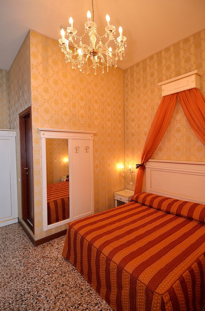 Locanda La Corte — Hotel rooms in Venice, Veneto