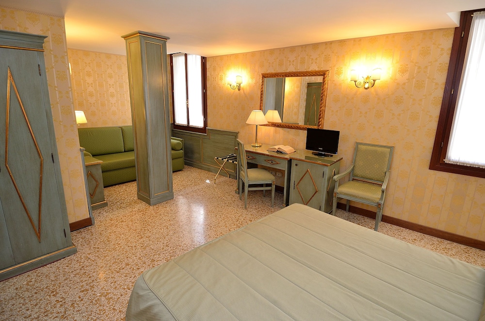 Locanda La Corte — Hotel rooms in Venice, Veneto