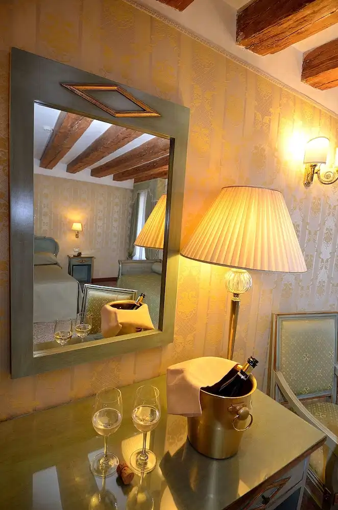 Locanda La Corte — Hotel rooms in Venice, Veneto