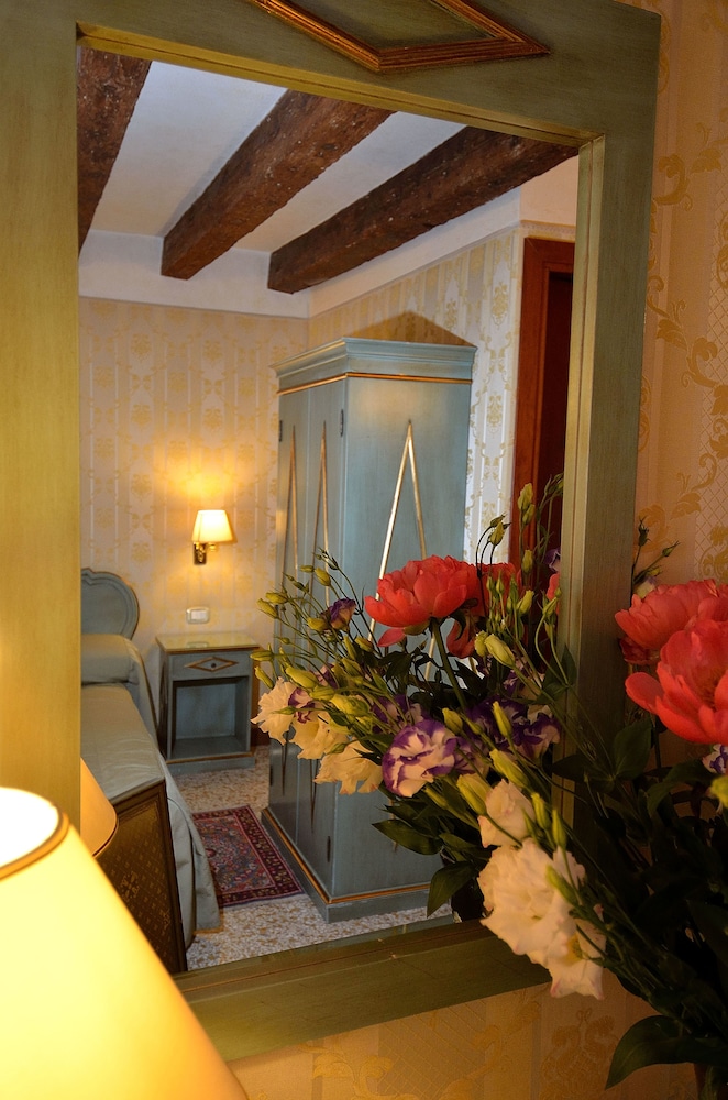 Locanda La Corte — Hotel rooms in Venice, Veneto