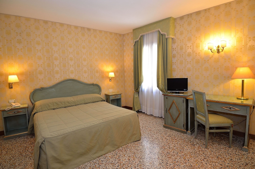 Locanda La Corte — Hotel rooms in Venice, Veneto