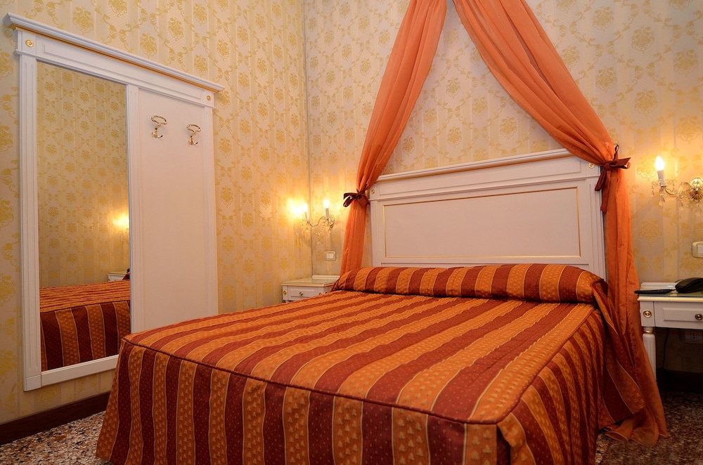 Locanda La Corte — Hotel rooms in Venice, Veneto