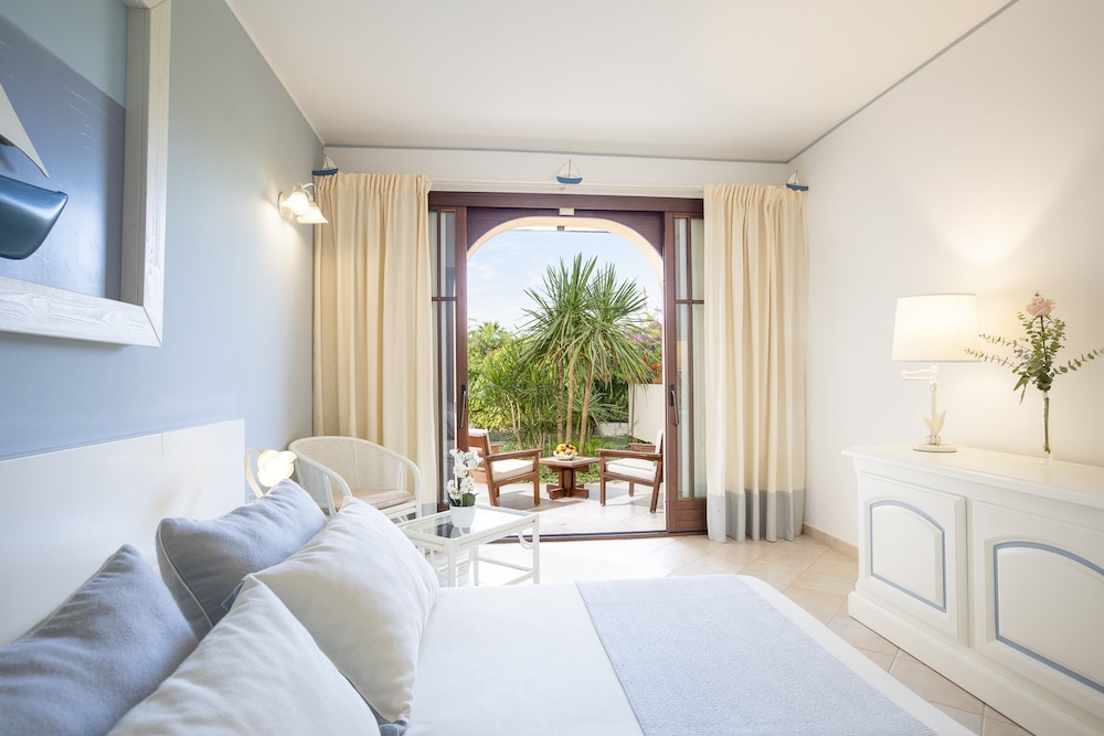 Hotel Baia di Nora — Hotel rooms in Pula, Sardinia
