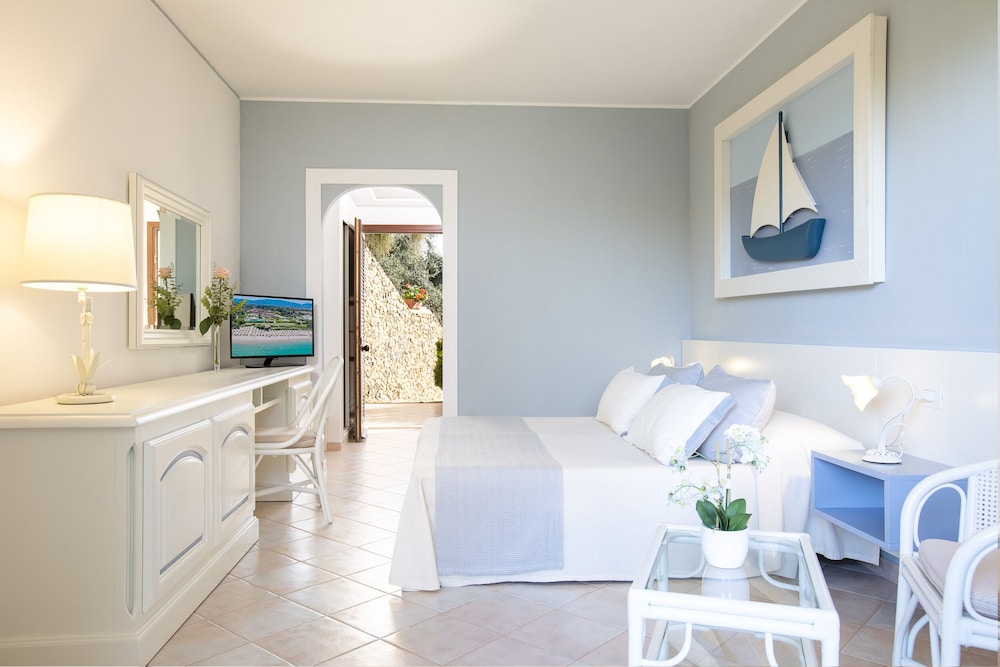 Hotel Baia di Nora — Hotel rooms in Pula, Sardinia