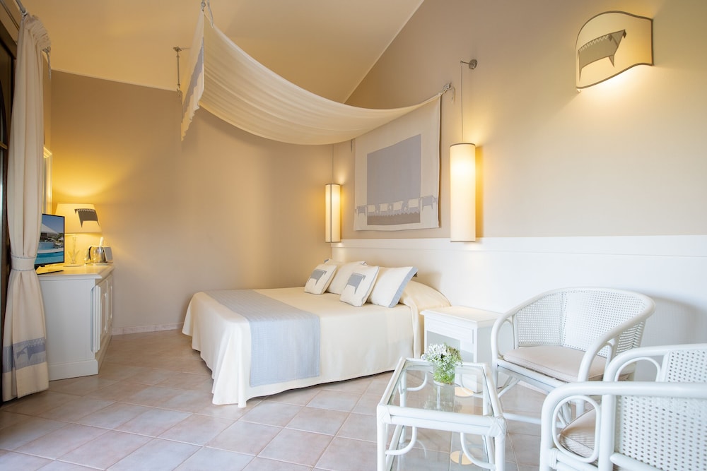 Hotel Baia di Nora — Hotel rooms in Pula, Sardinia