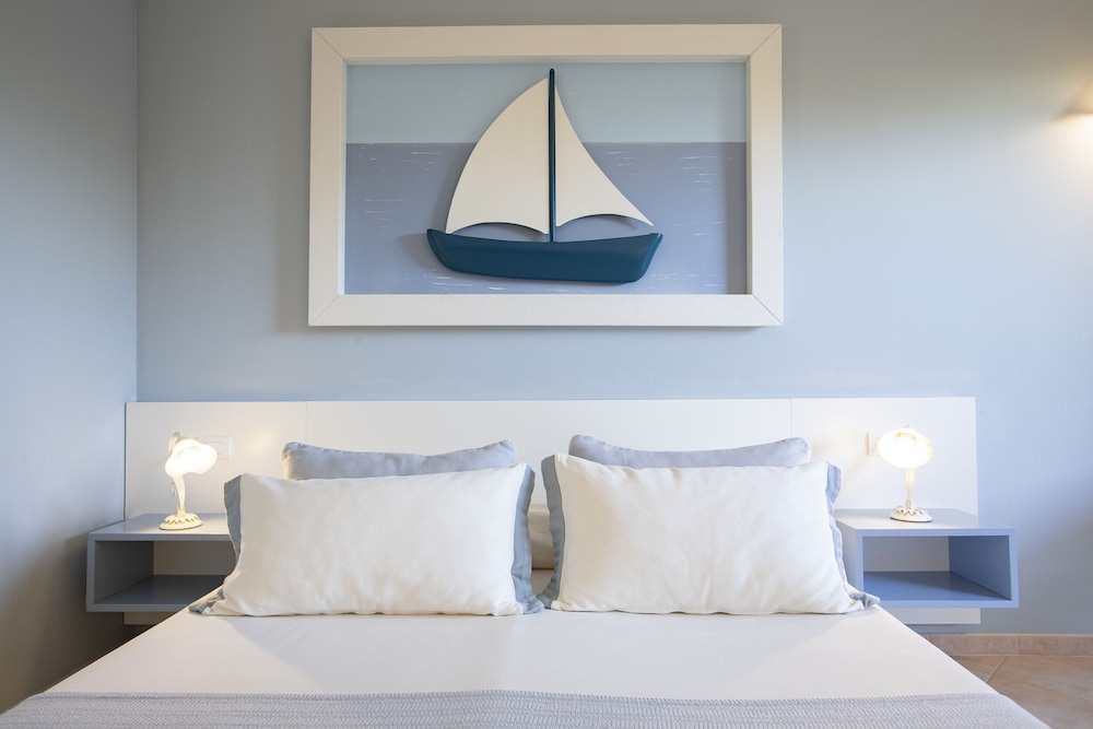 Hotel Baia di Nora — Hotel rooms in Pula, Sardinia