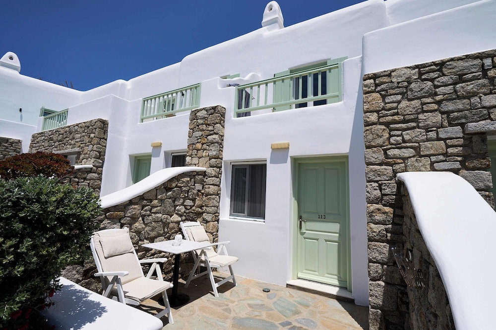 Bellissimo Resort — Hotel building in Ornos, South Aegean