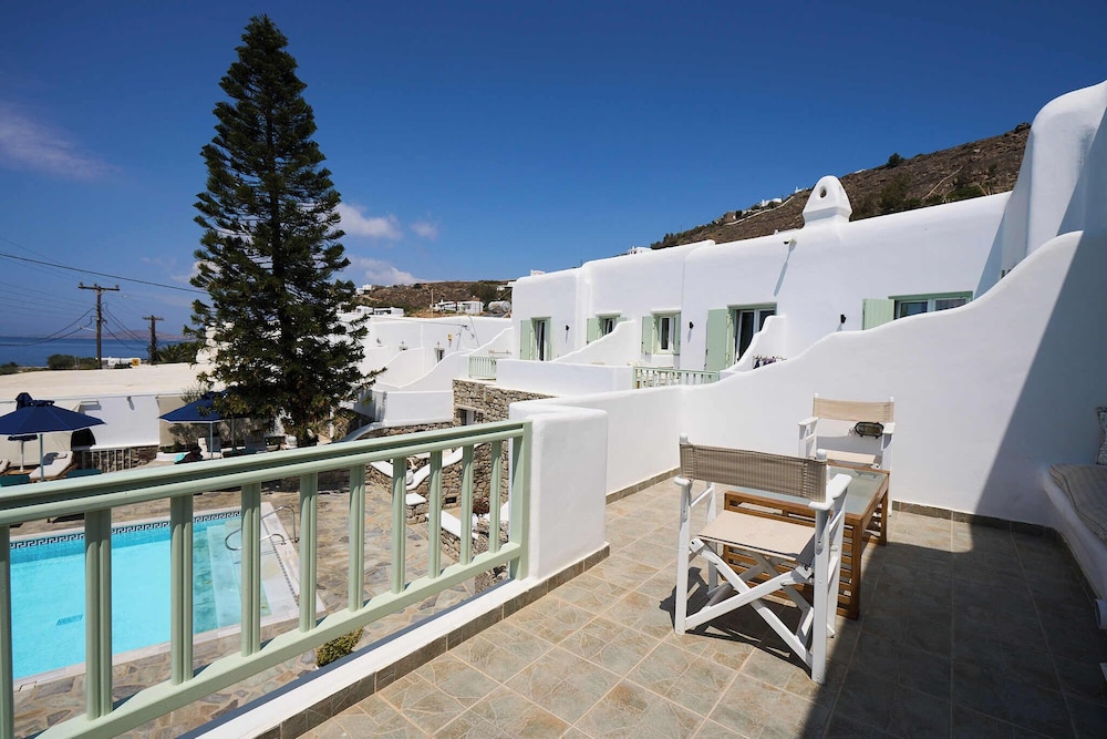 Bellissimo Resort — Hotel building in Ornos, South Aegean