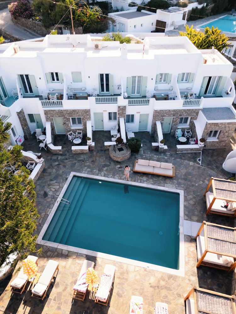 Bellissimo Resort — Hotel building in Ornos, South Aegean