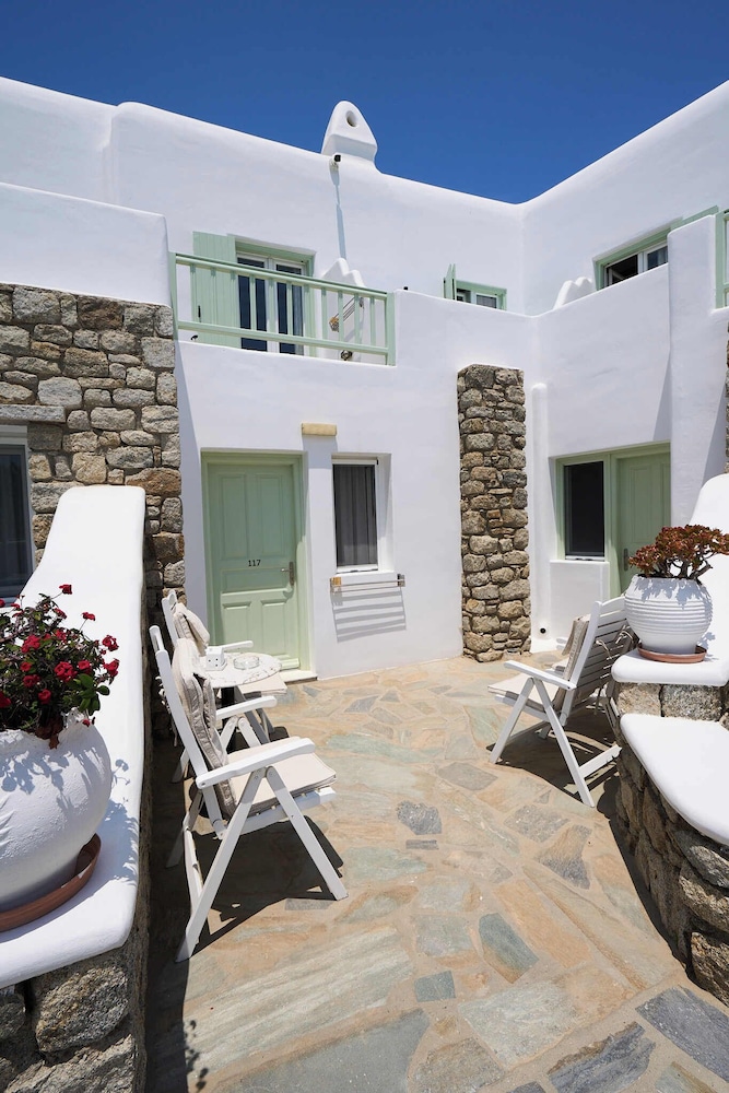 Bellissimo Resort — Hotel building in Ornos, South Aegean