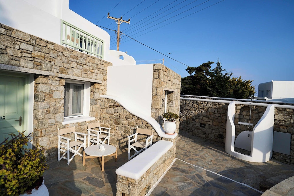 Bellissimo Resort — Hotel building in Ornos, South Aegean