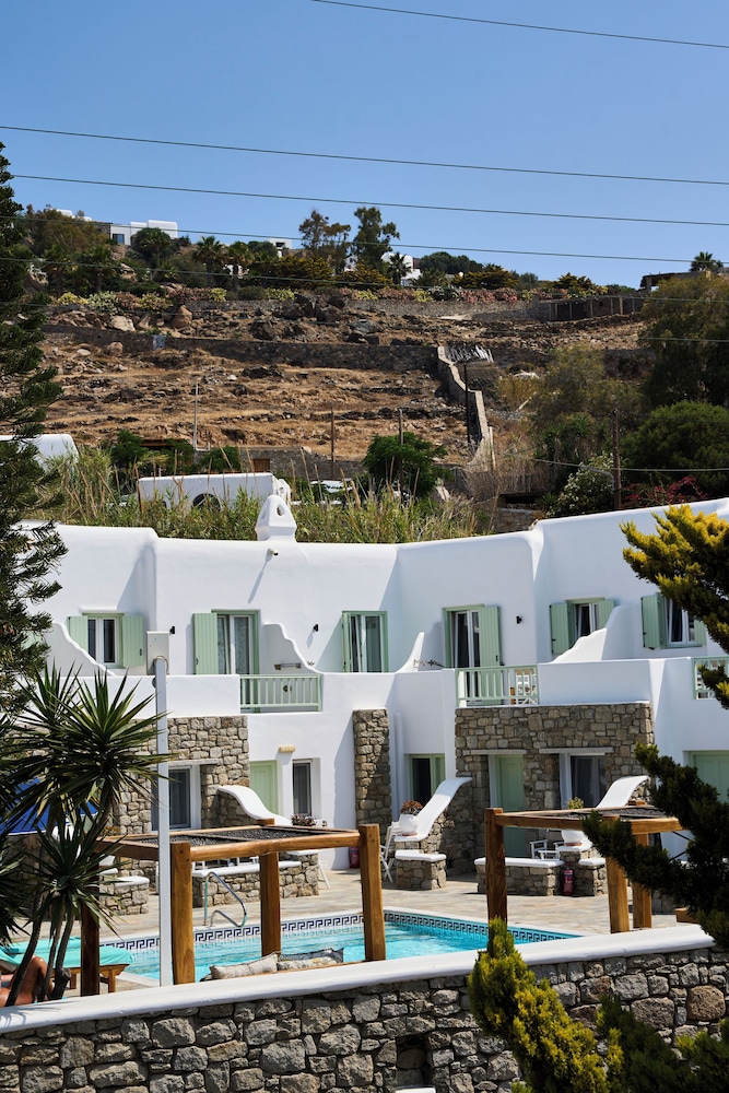 Bellissimo Resort — Hotel building in Ornos, South Aegean