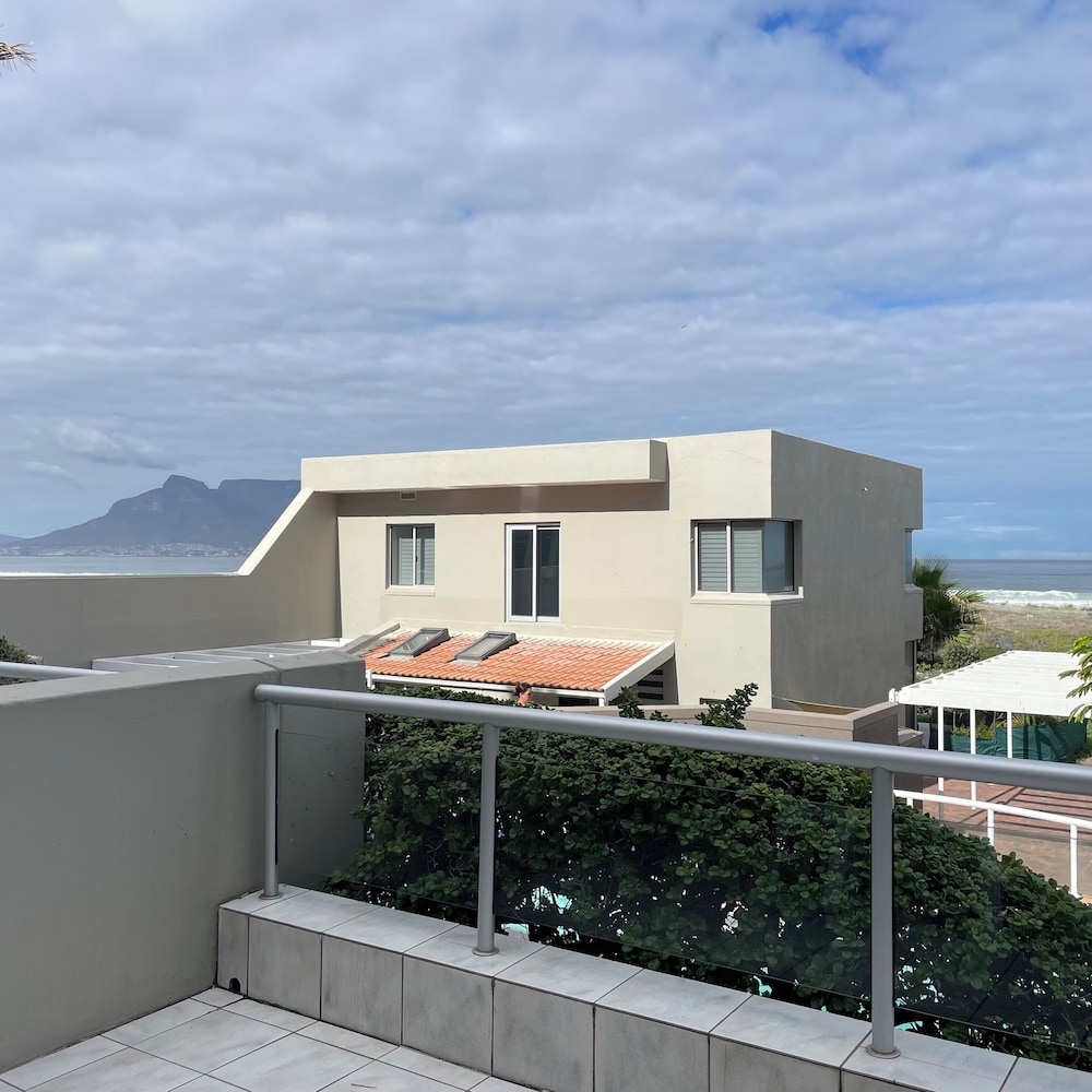 Dolphin Beach Hotel — Hotel building in Cape Town, Western Cape
