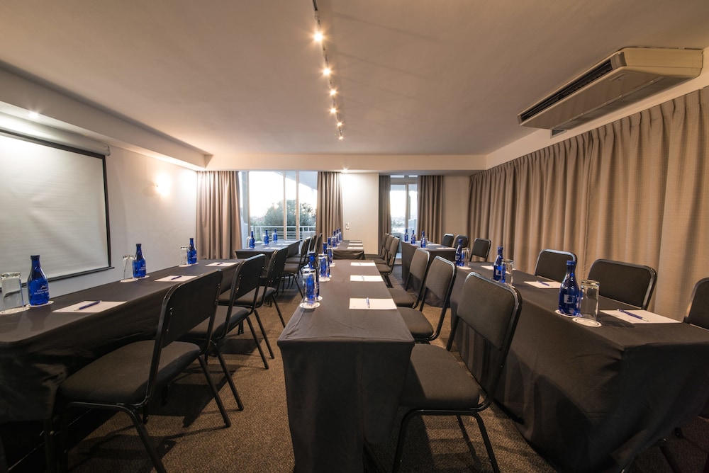 Dolphin Beach Hotel — Hotel building in Cape Town, Western Cape