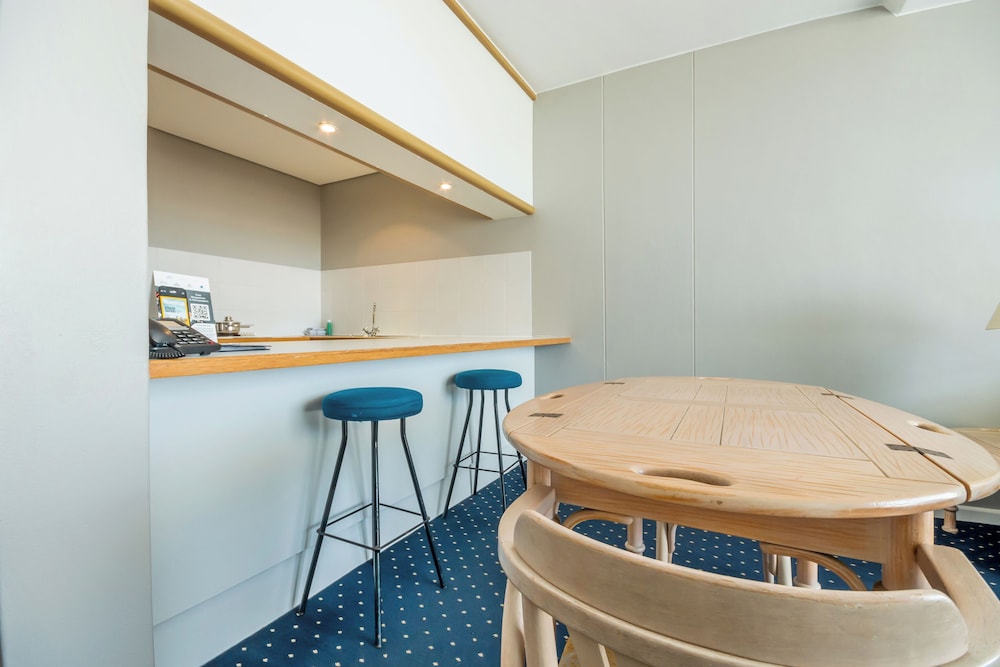 Dolphin Beach Hotel — Hotel rooms in Cape Town, Western Cape
