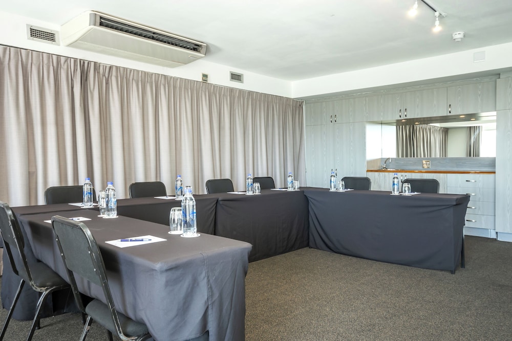 Dolphin Beach Hotel — Hotel building in Cape Town, Western Cape