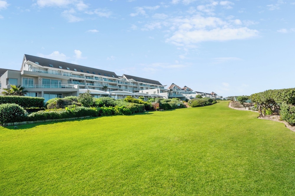 Dolphin Beach Hotel — Hotel building in Cape Town, Western Cape