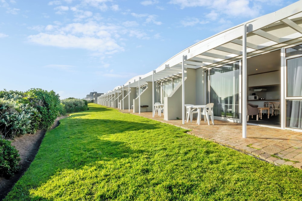 Dolphin Beach Hotel — Hotel building in Cape Town, Western Cape