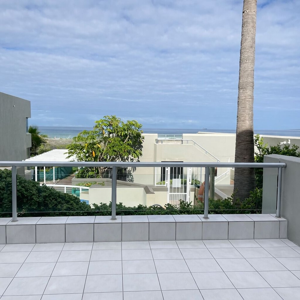 Dolphin Beach Hotel — Hotel building in Cape Town, Western Cape