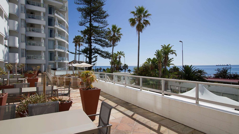 Peninsula All-Suite Hotel by Dream Resorts — Hotel building in Cape Town, Western Cape