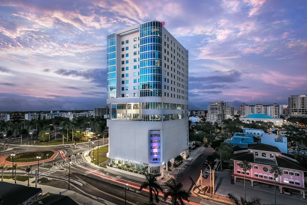 Embassy Suites by Hilton Sarasota, FL — Hotel building in Sarasota, Florida