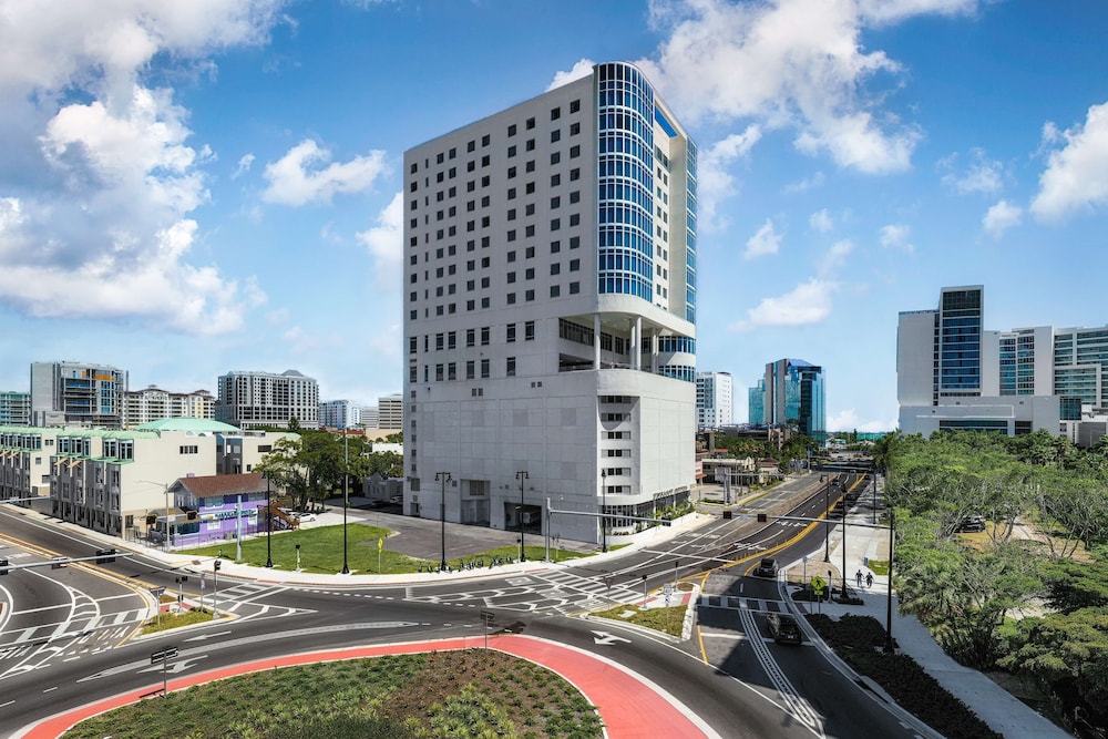 Embassy Suites by Hilton Sarasota, FL — Hotel building in Sarasota, Florida