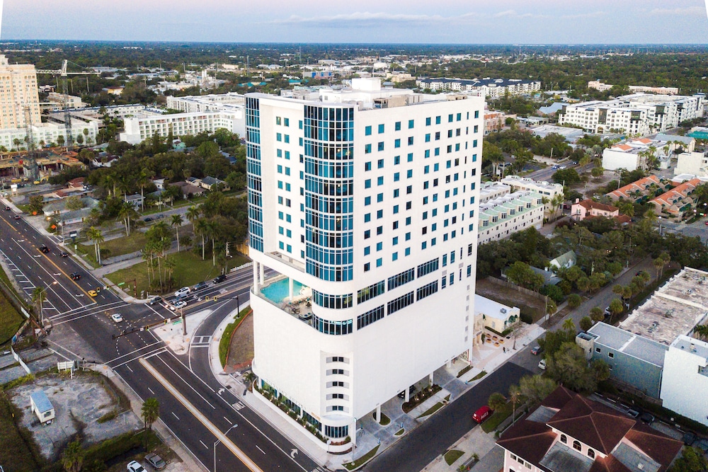 Embassy Suites by Hilton Sarasota, FL — Hotel building in Sarasota, Florida