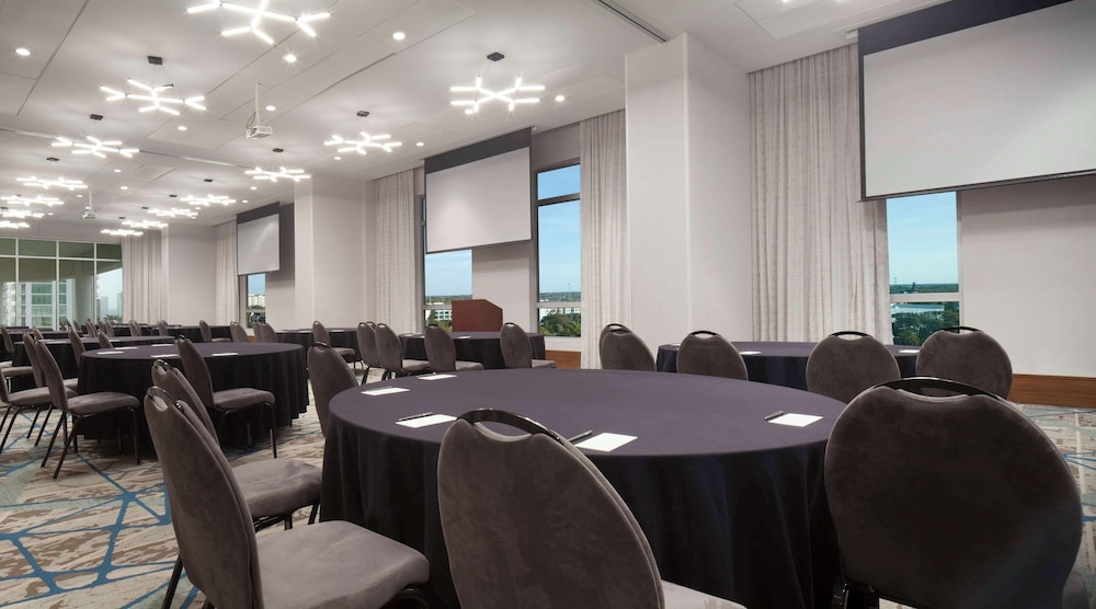 Embassy Suites by Hilton Sarasota, FL — Hotel building in Sarasota, Florida